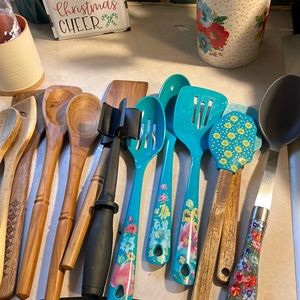 Pampered chef and Pioneer Woman utensils